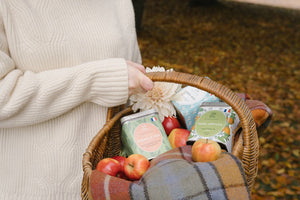 Panier avec des pommes, thés bio 'Miracle Tea' et 'Noël d'Épices', automne.